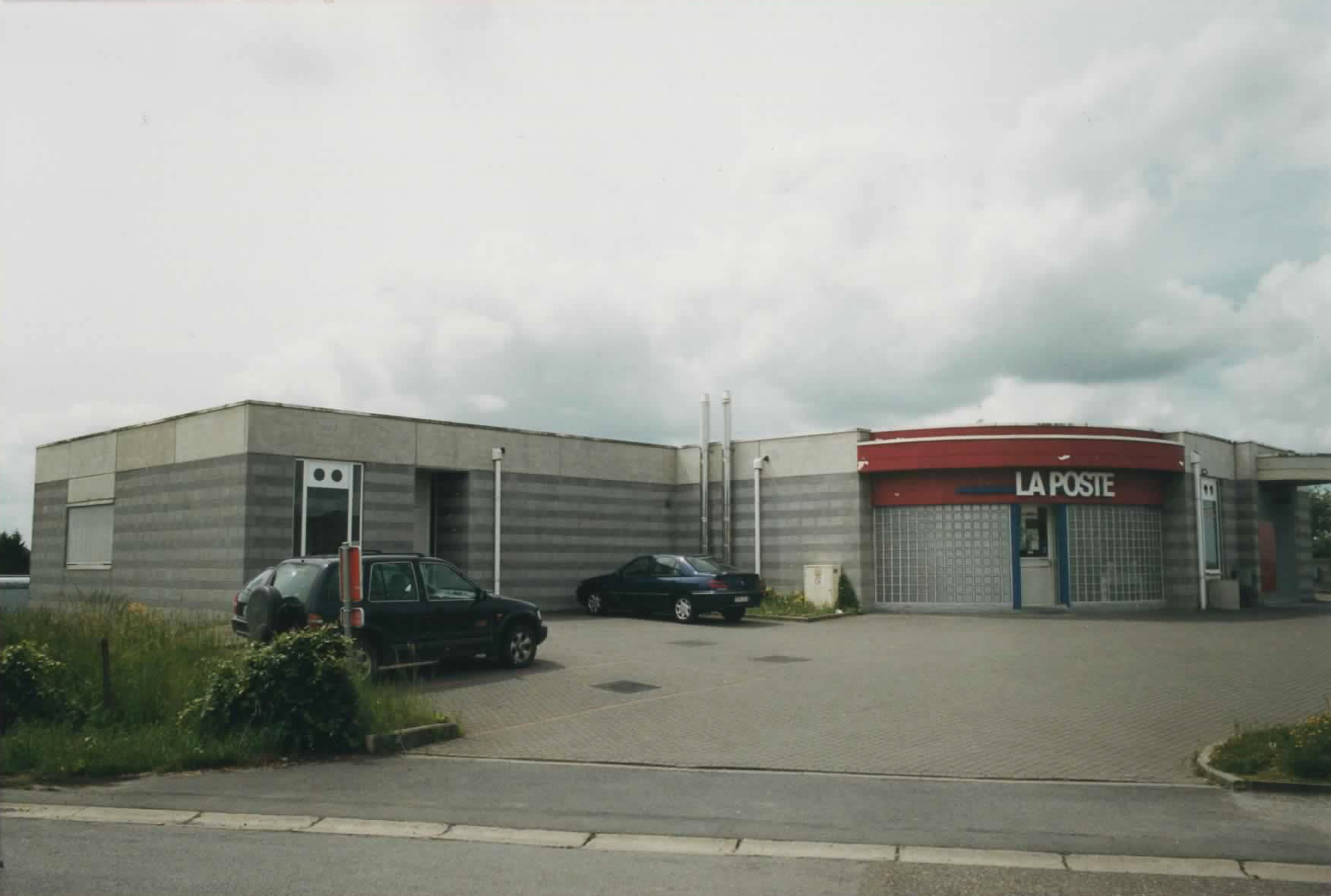 Bureau de poste La Poste, façade béton
