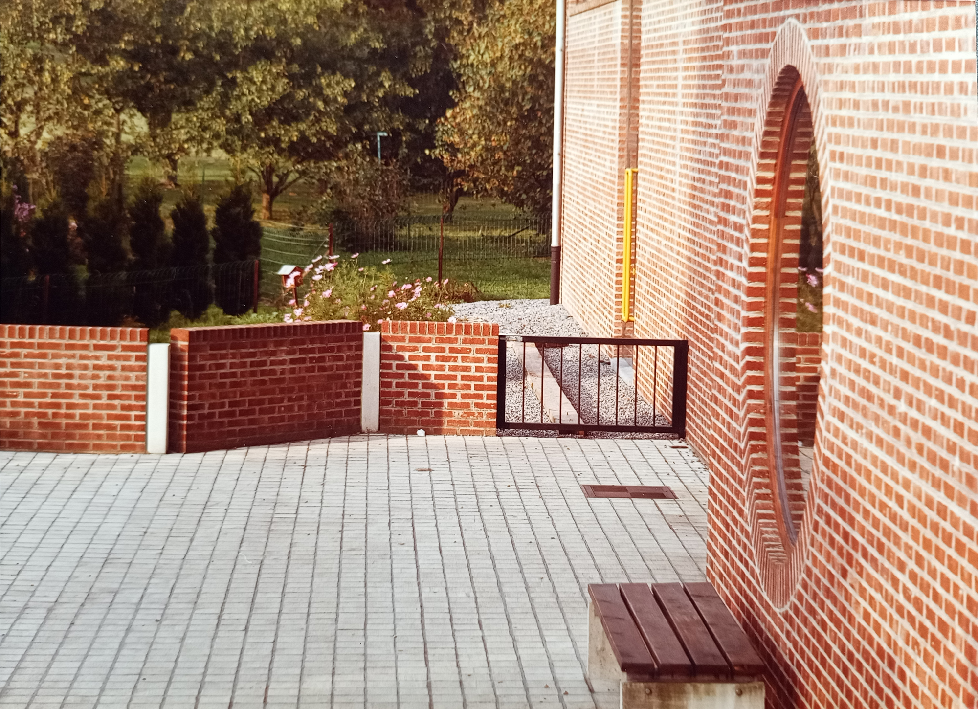 École Mont-Godinne, escaliers et toitures en brique
