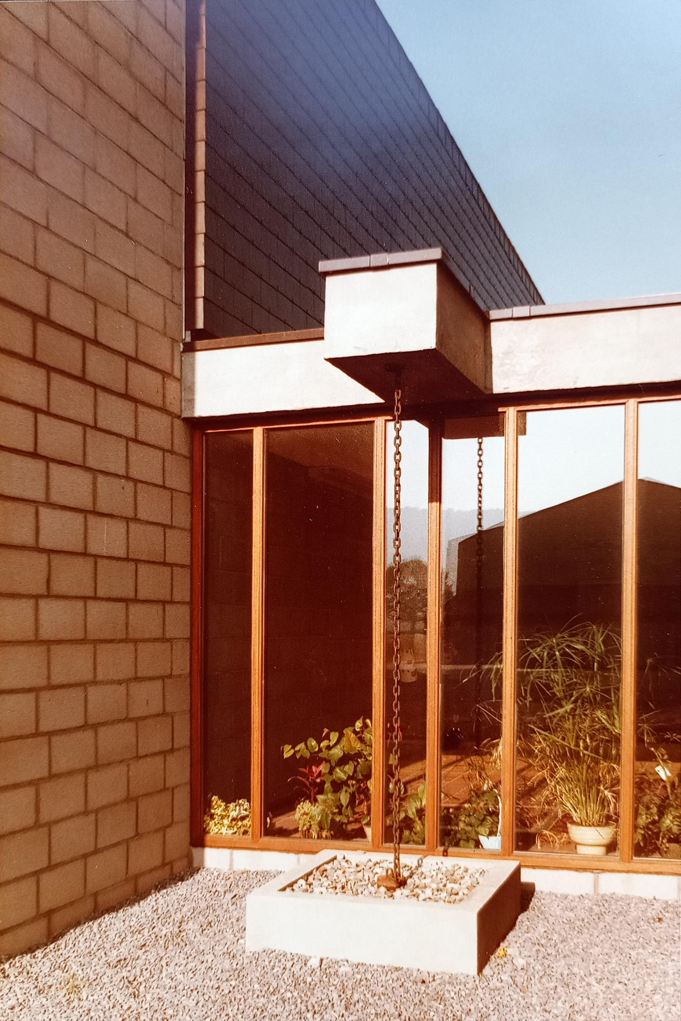 Véranda avec châssis bois et chaîne de descente