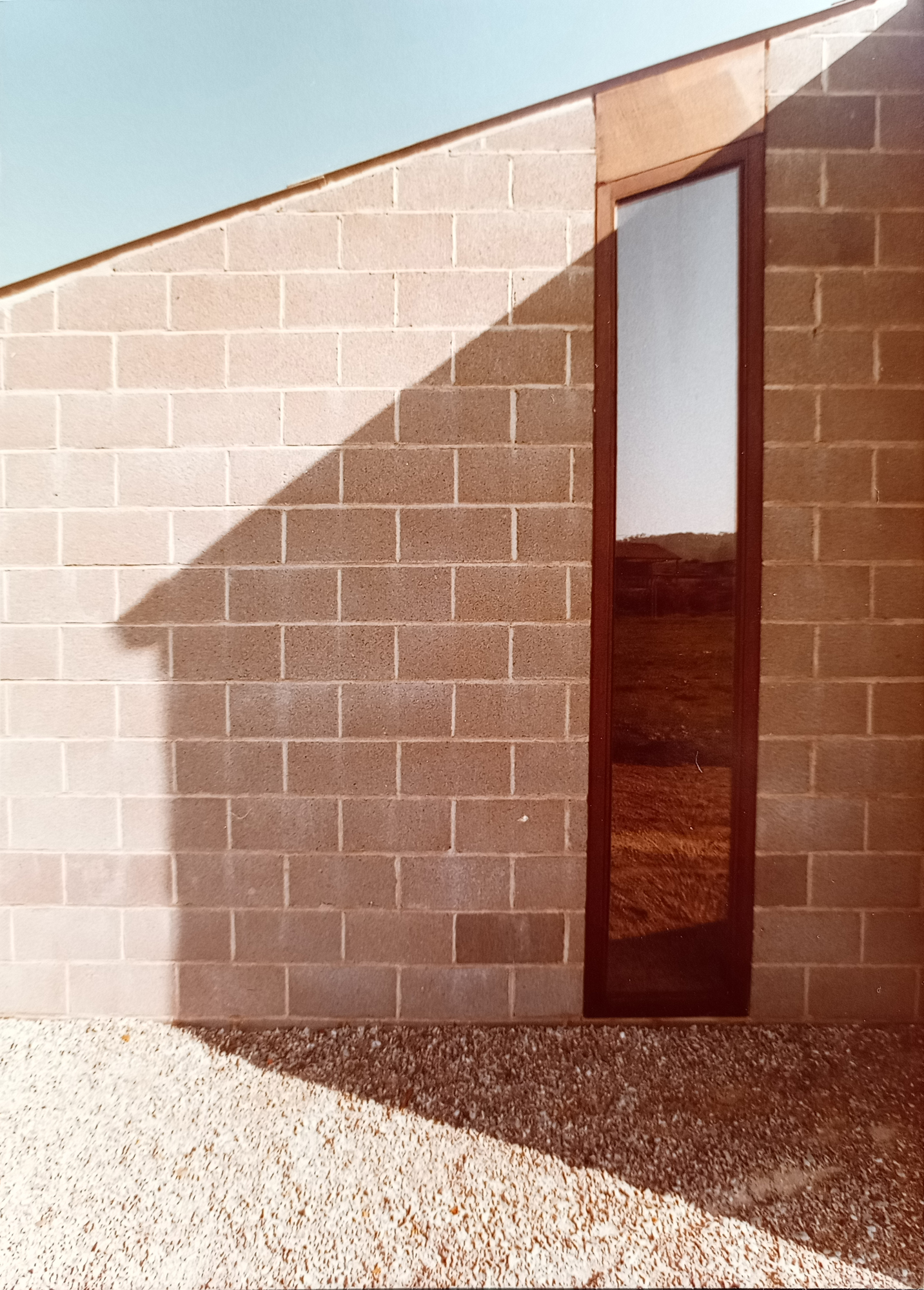 Façade en blocs avec ombres portées et fenêtre étroite