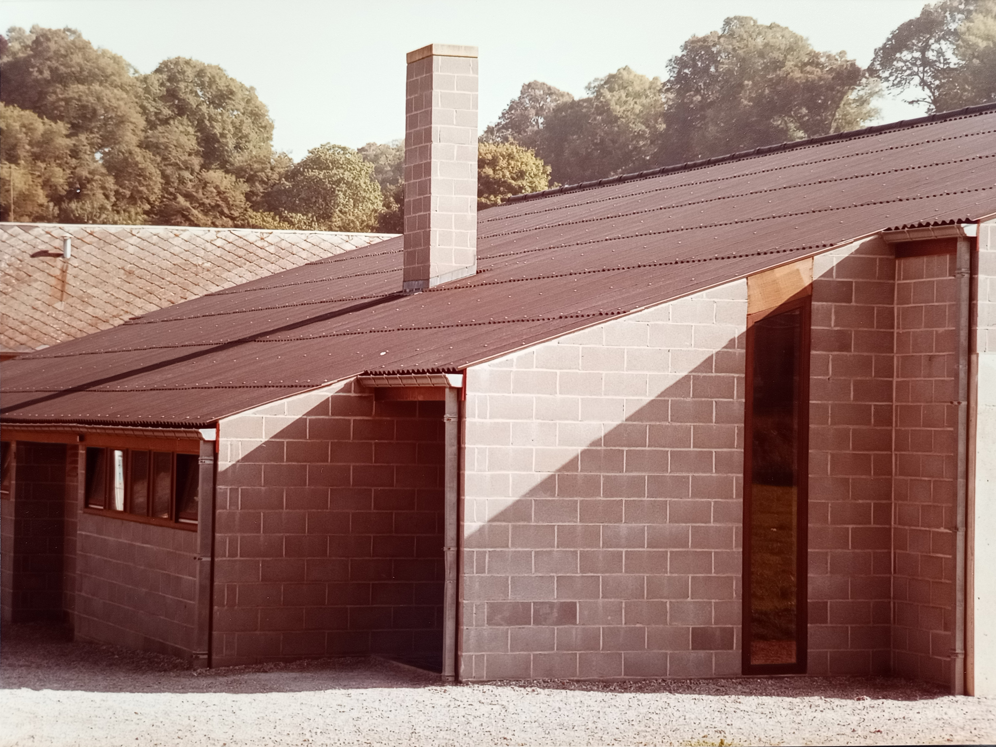 Bâtiment rural toiture métal et cheminée en blocs