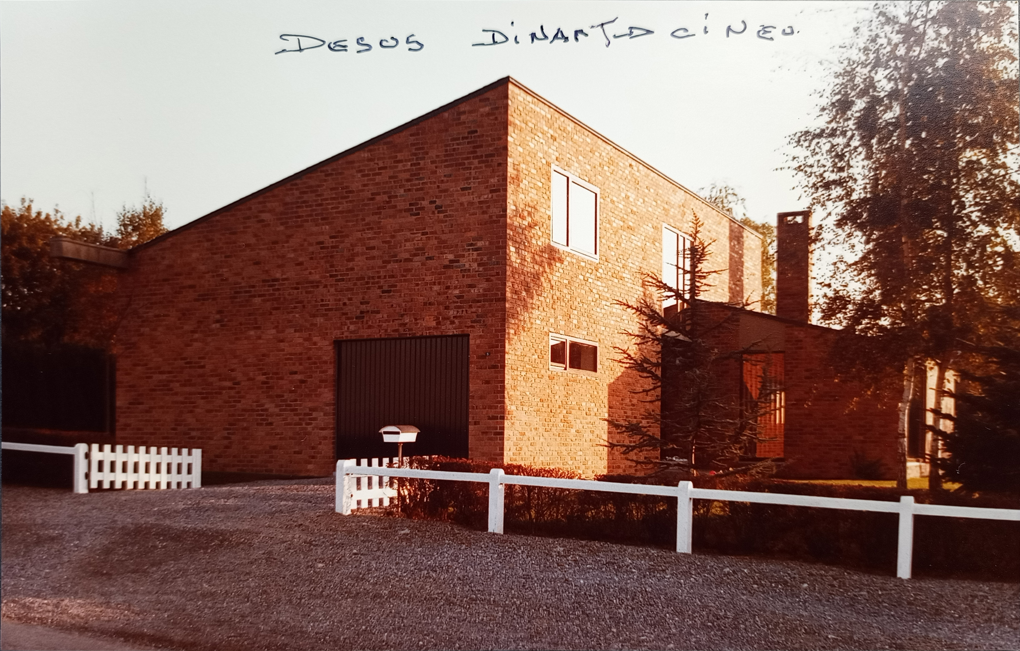 Maison Desos, Dinant-Ciney, volume cubique en brique rouge